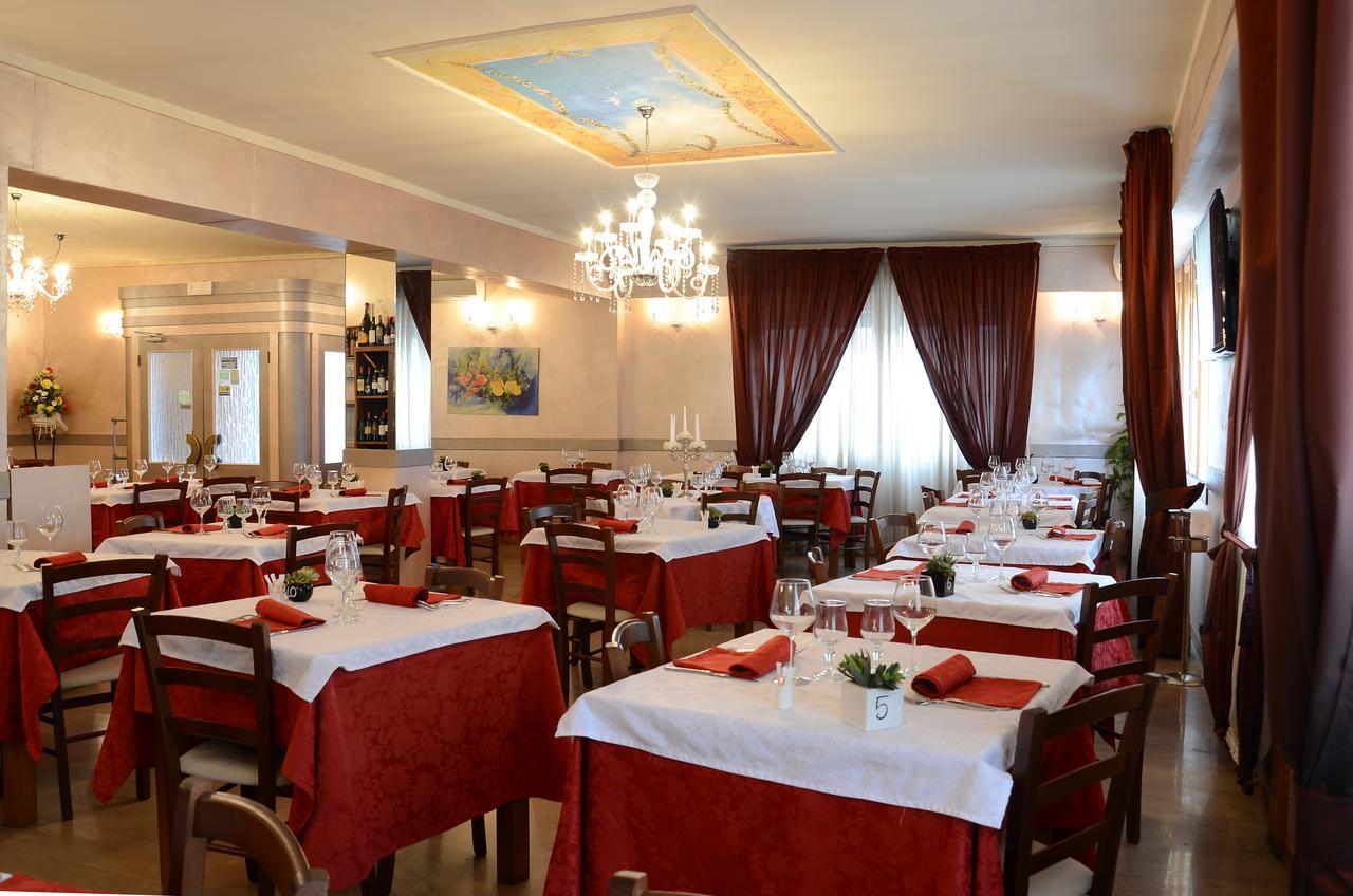 Hotel La Fenice Кьяри Экстерьер фото